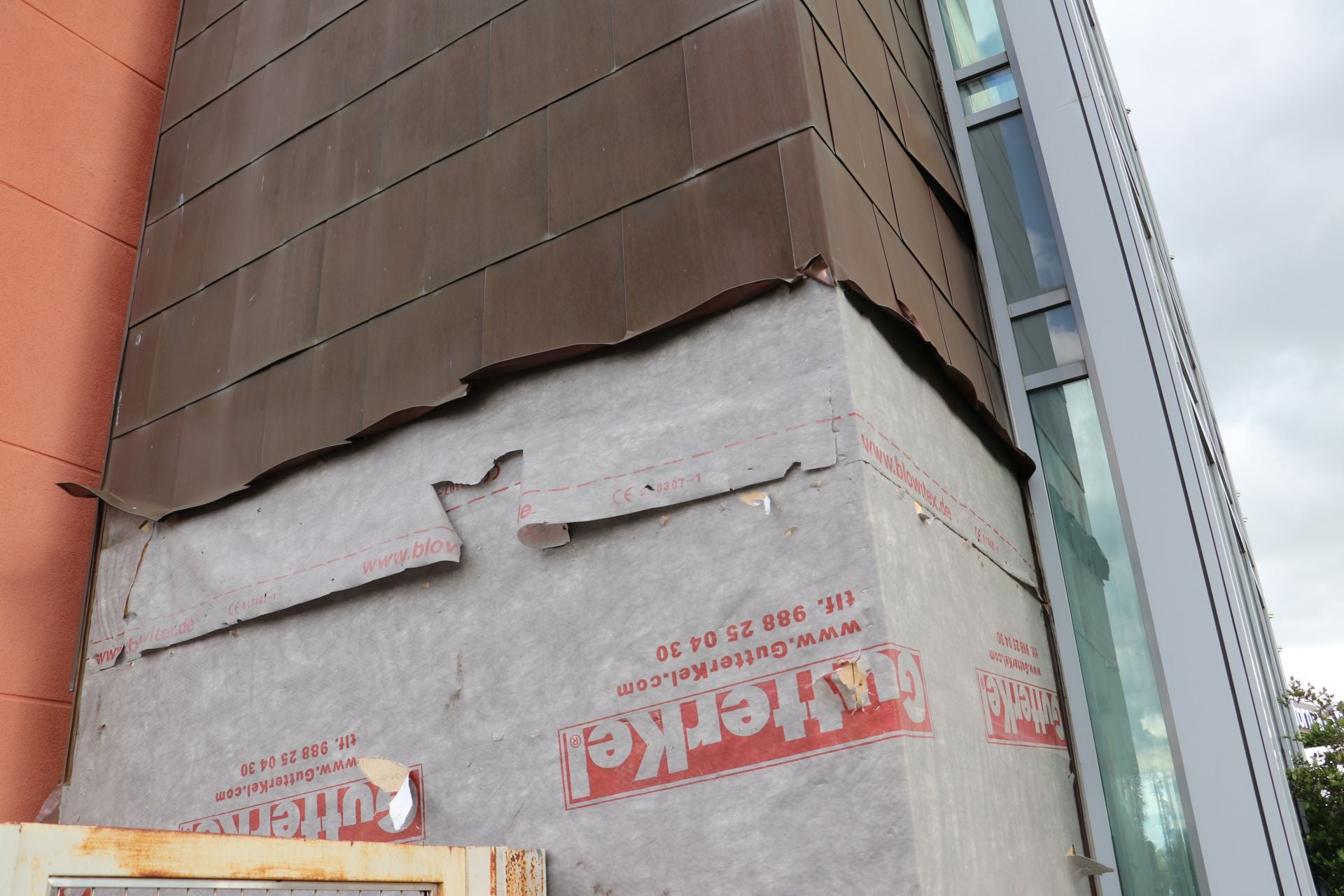 El edificio de la urbanización con placas de cobre levantadas tras un intento de robo.