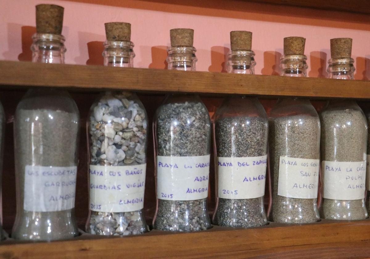 Imagen principal - Imágenes de las estanterías de colección del establecimiento.