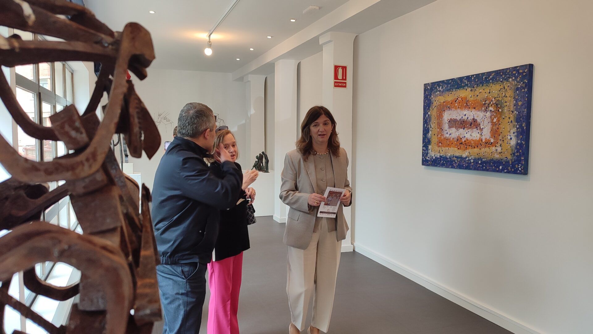 La rectora de la Universidad de León, Nuria González, visita la muestra 'Arte en el Camino'
