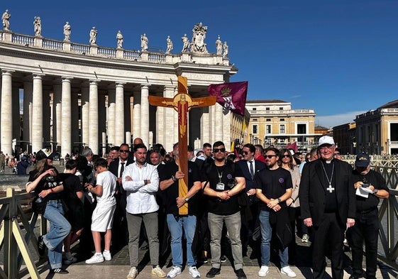 Devotos del Nazareno de León peregrinan a Puerta Santa de la Basílica de San Pedro del Vaticano.