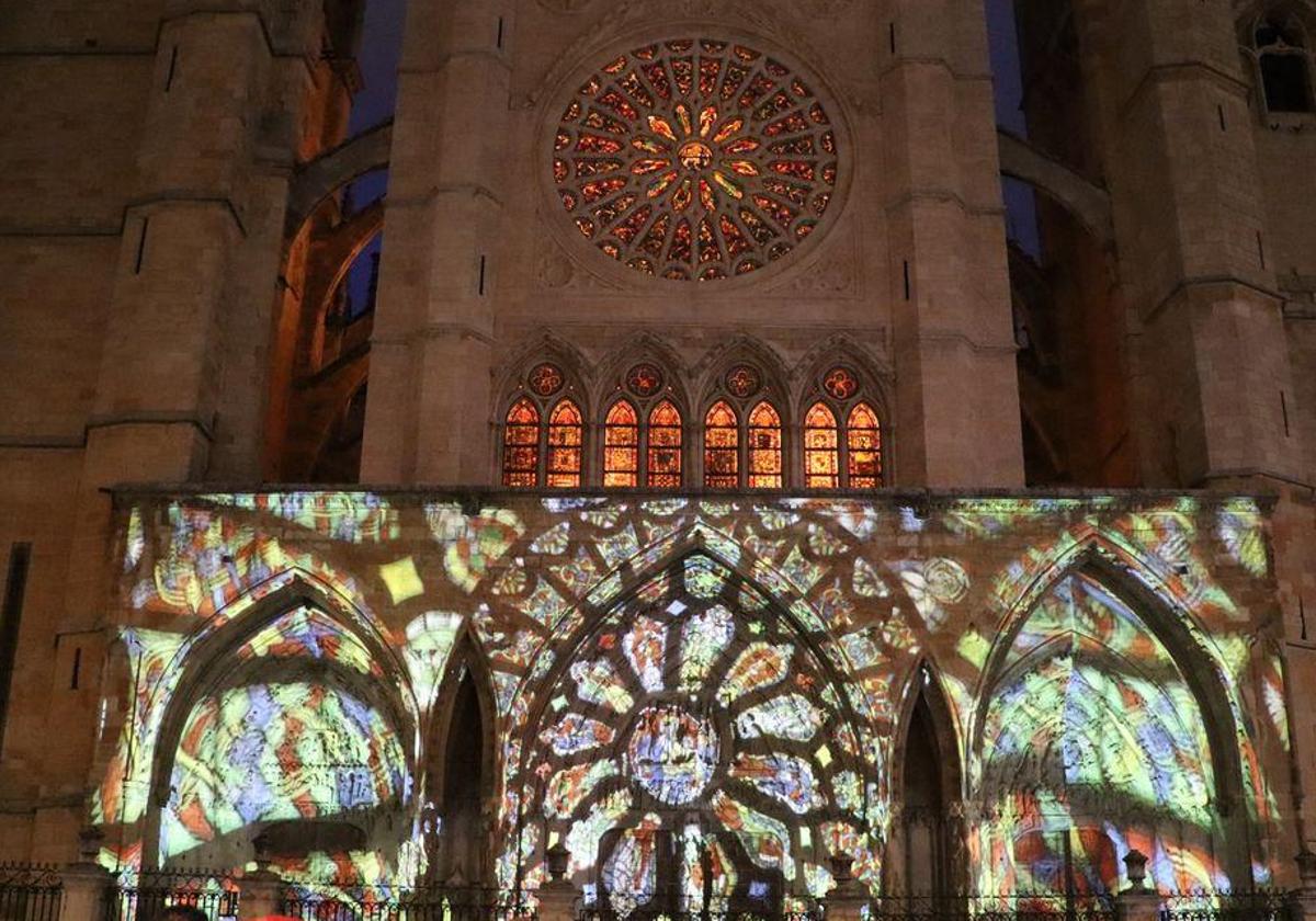 Proyección en la fachada de la Catedral de León.