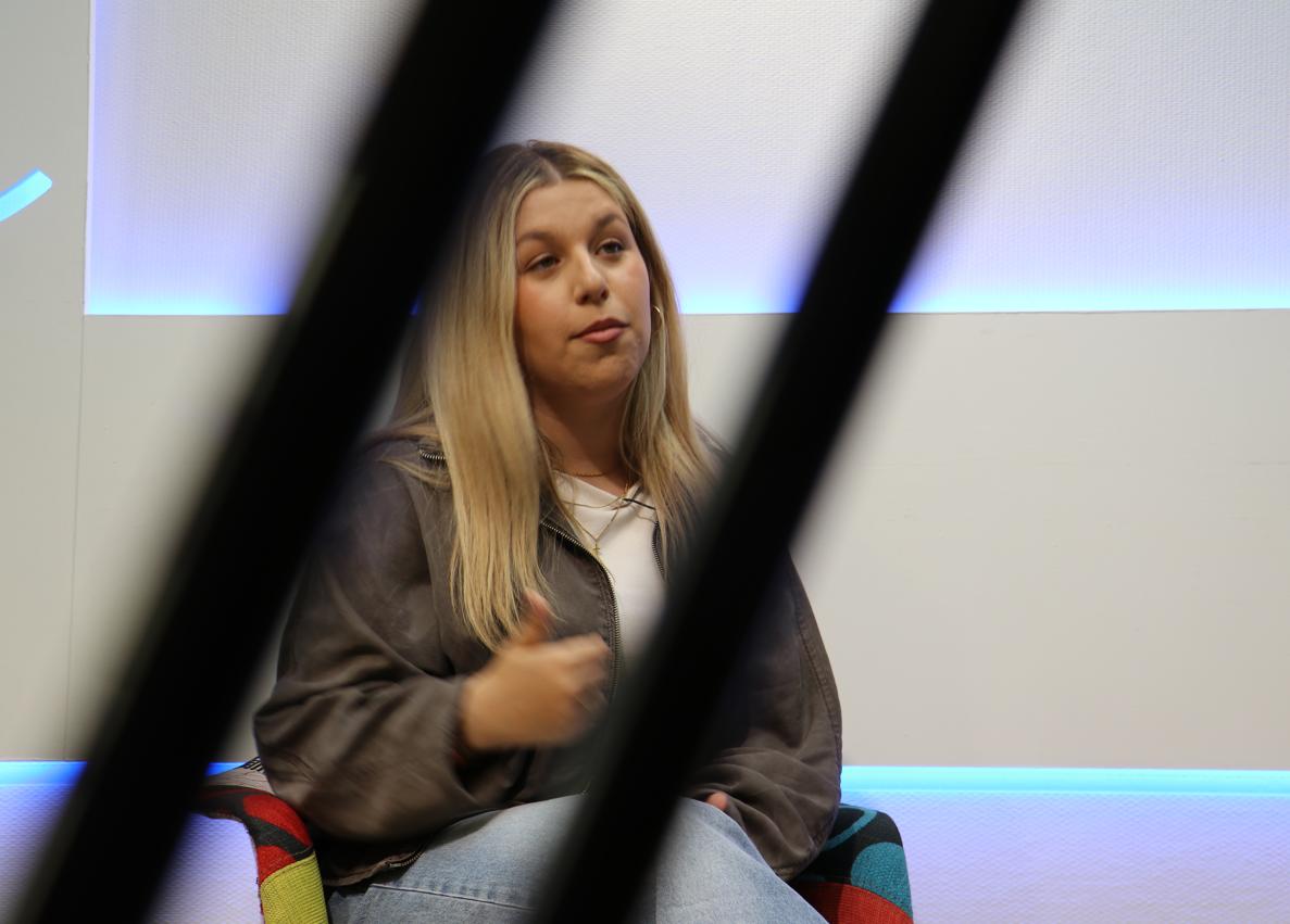 Imagen secundaria 1 - Imágenes de Carla Martínez en su paso por el plató de Leonoticias.
