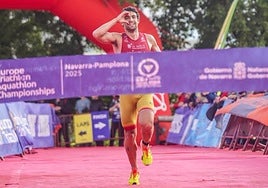 Kevin Viñuela celebra su triunfo en la línea de meta.