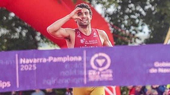 Kevin Viñuela sigue imbatible en acuatlón: revalida su campeonato de Europa