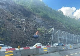La retroexcavadora interviniendo esta mañana en la zona del argayo para formar el muro de contención previo a la demolición de la parte alta de la ladera.