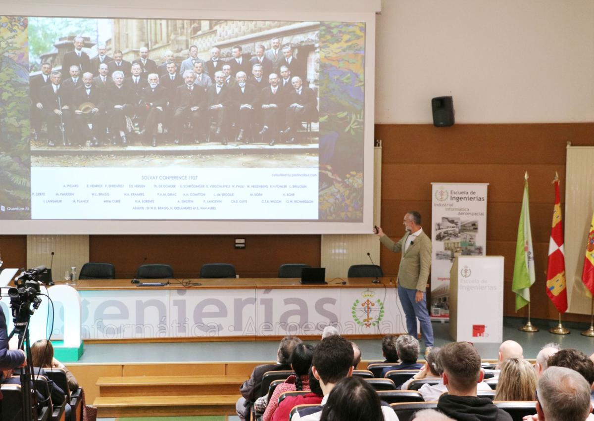 Imagen secundaria 1 - Sergio Boixo, el cerebro de Google, vuelve a León: «La ciencia es el motor de futuro»