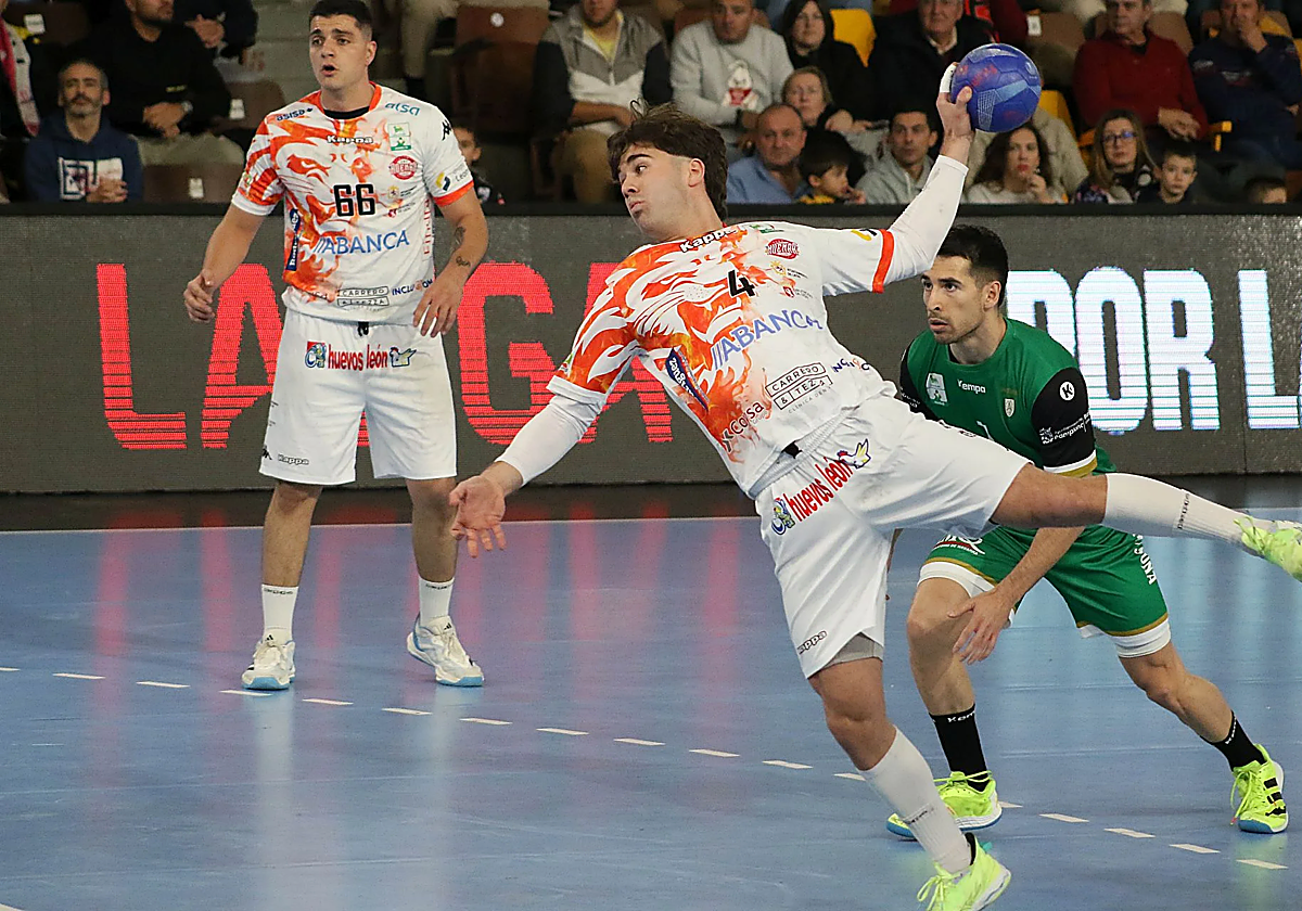 Carlos Álvarez, en un penalti durante el partido de ida ante Anaitasuna