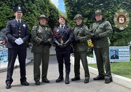 El agente leonés Félix Casado, en el centro de la imagen, con agentes estadounidenses.