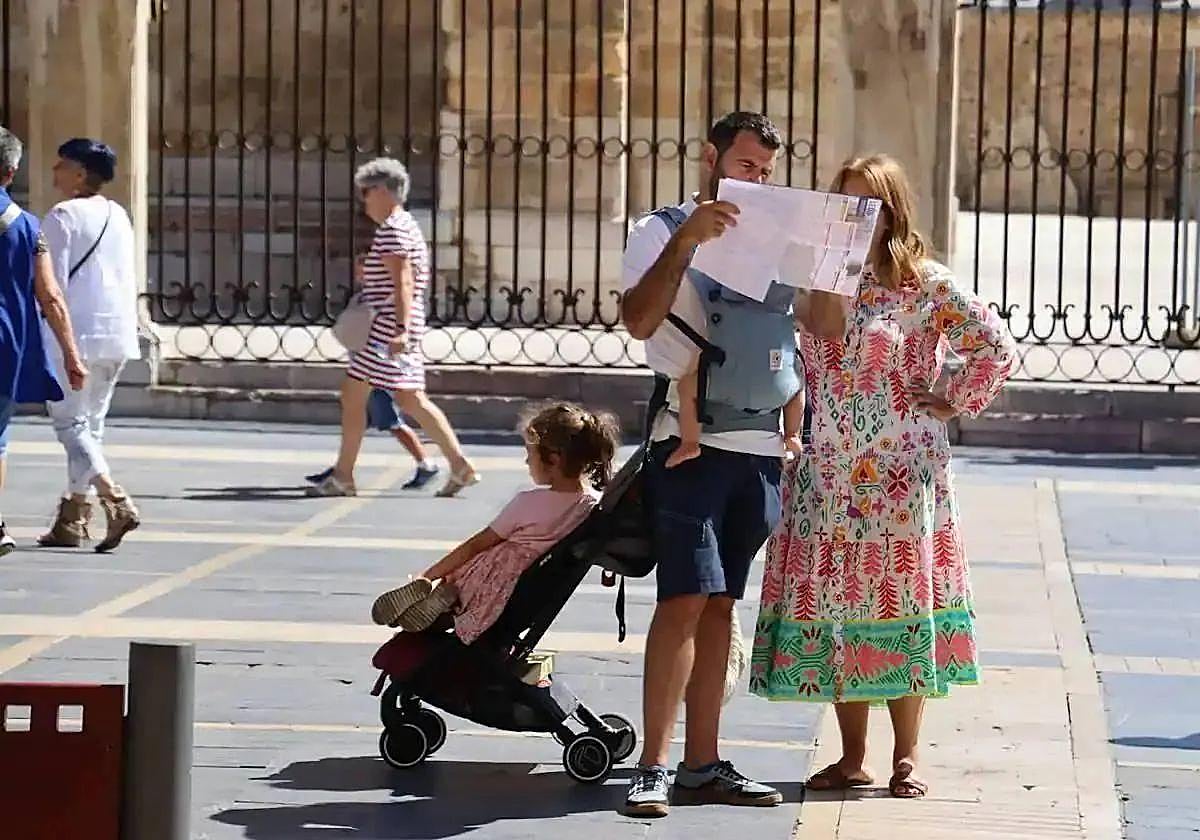 Imagen de una famila consultando un mapa en la plaza de Regla.