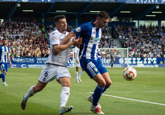 Kevin Presa y Markel disputan un balón