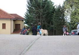 Un grupo de niños juega en una de las calles de Estrella de Izar.