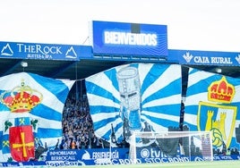 Tifo de la afición berciana en el inicio del partido.