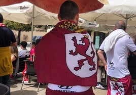 Un aficionado de la Cultural con la bandera de León