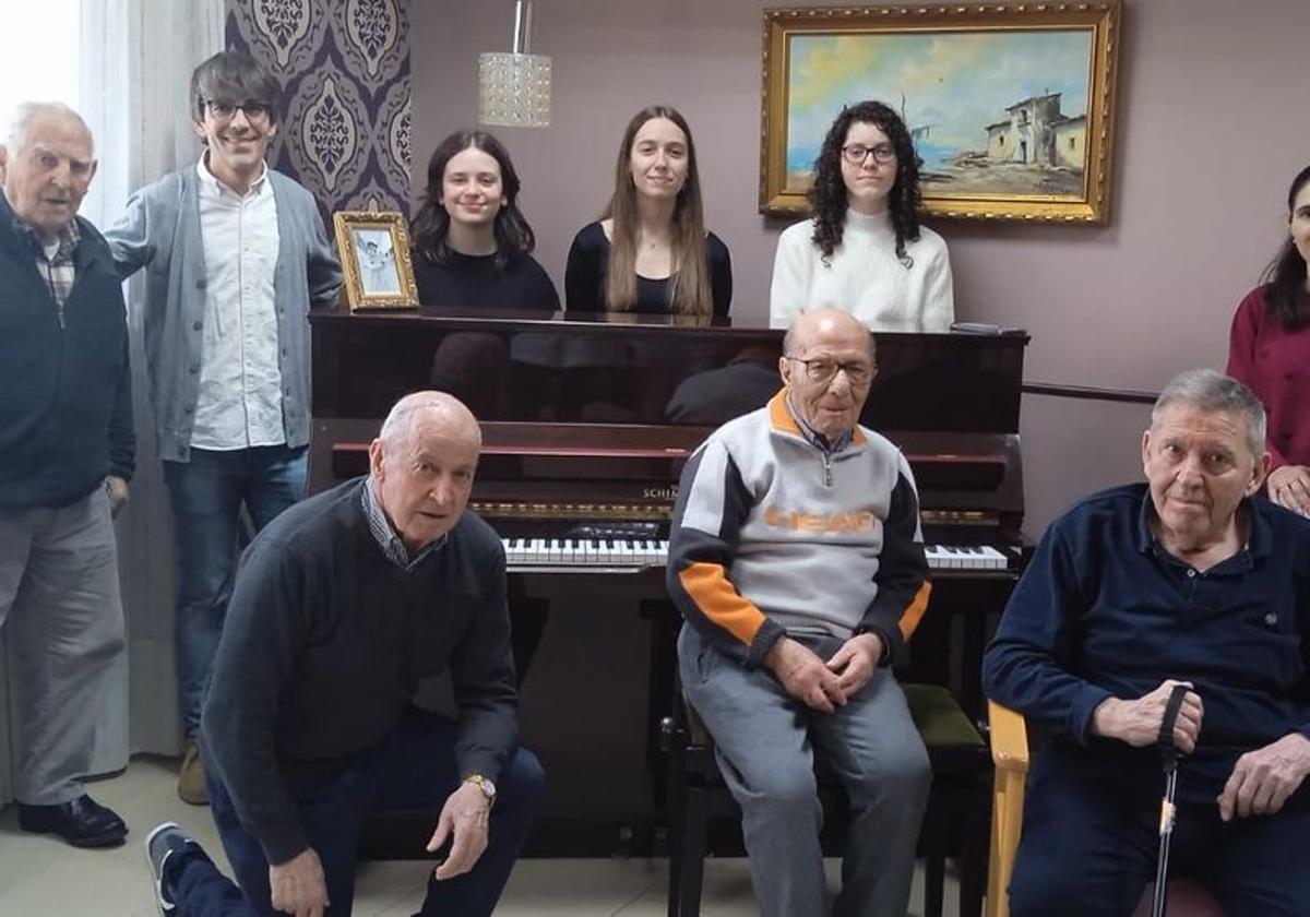 El grupo de piano junto a enfermo de Alzheimer.