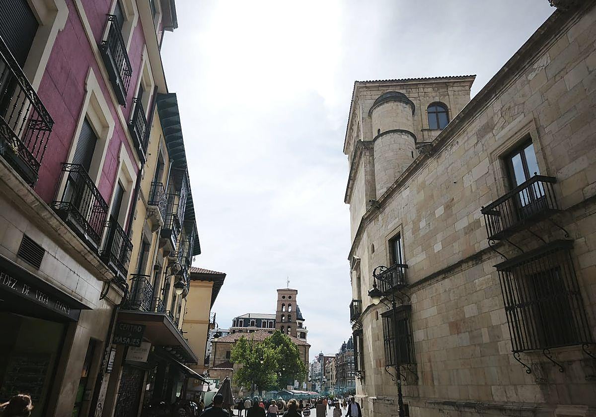 Nubes y claros en León capital.