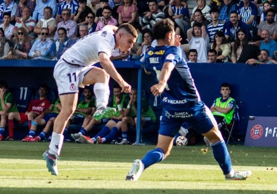 Samanes chuta ante la oposición de Sibille en el derbi.