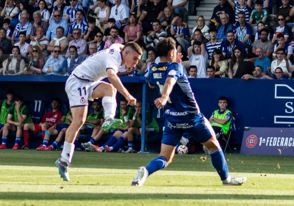 Samanes chuta ante la oposición de Sibille en el derbi.