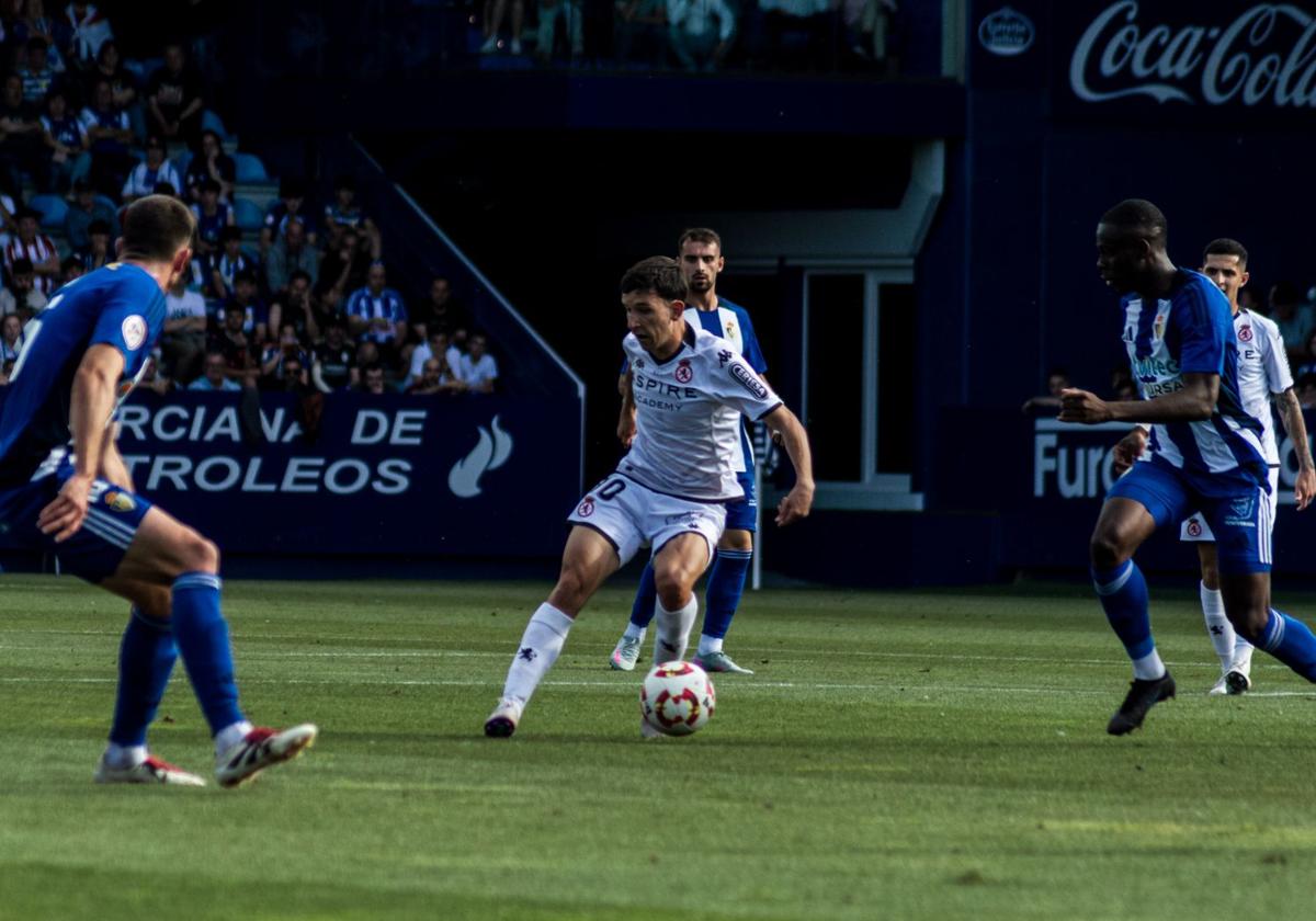 Luis Chacón trata de sortear al local Doue.