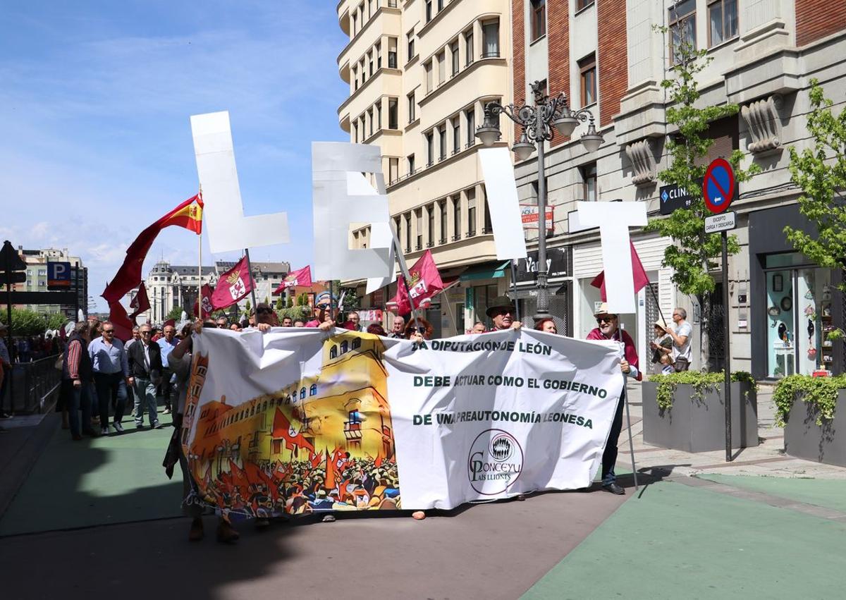 Imagen secundaria 1 - El leonesismo vuelve a salir a la calle y carga contra partidos e instituciones: «Son la ruina perfecta para este territorio»