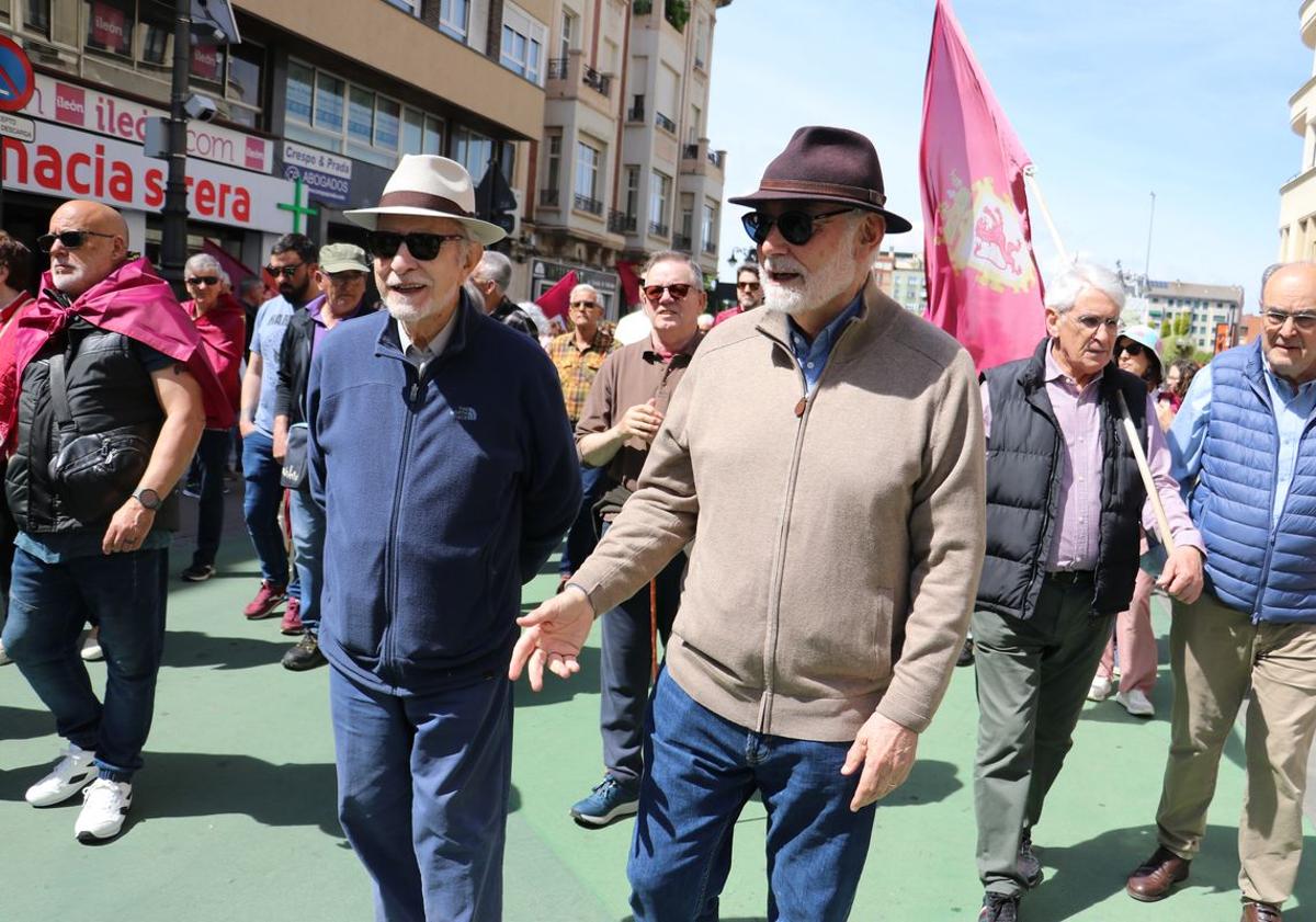Imagen principal - El leonesismo vuelve a salir a la calle y carga contra partidos e instituciones: «Son la ruina perfecta para este territorio»