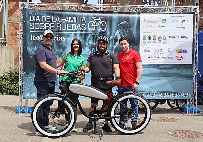 Ganadores de los sorteos realizados por Leonoticias en el Día de la Familia sobre Ruedas