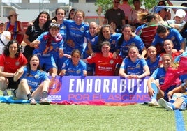 Las jugadoras del Olímpico celebran el ascenso.