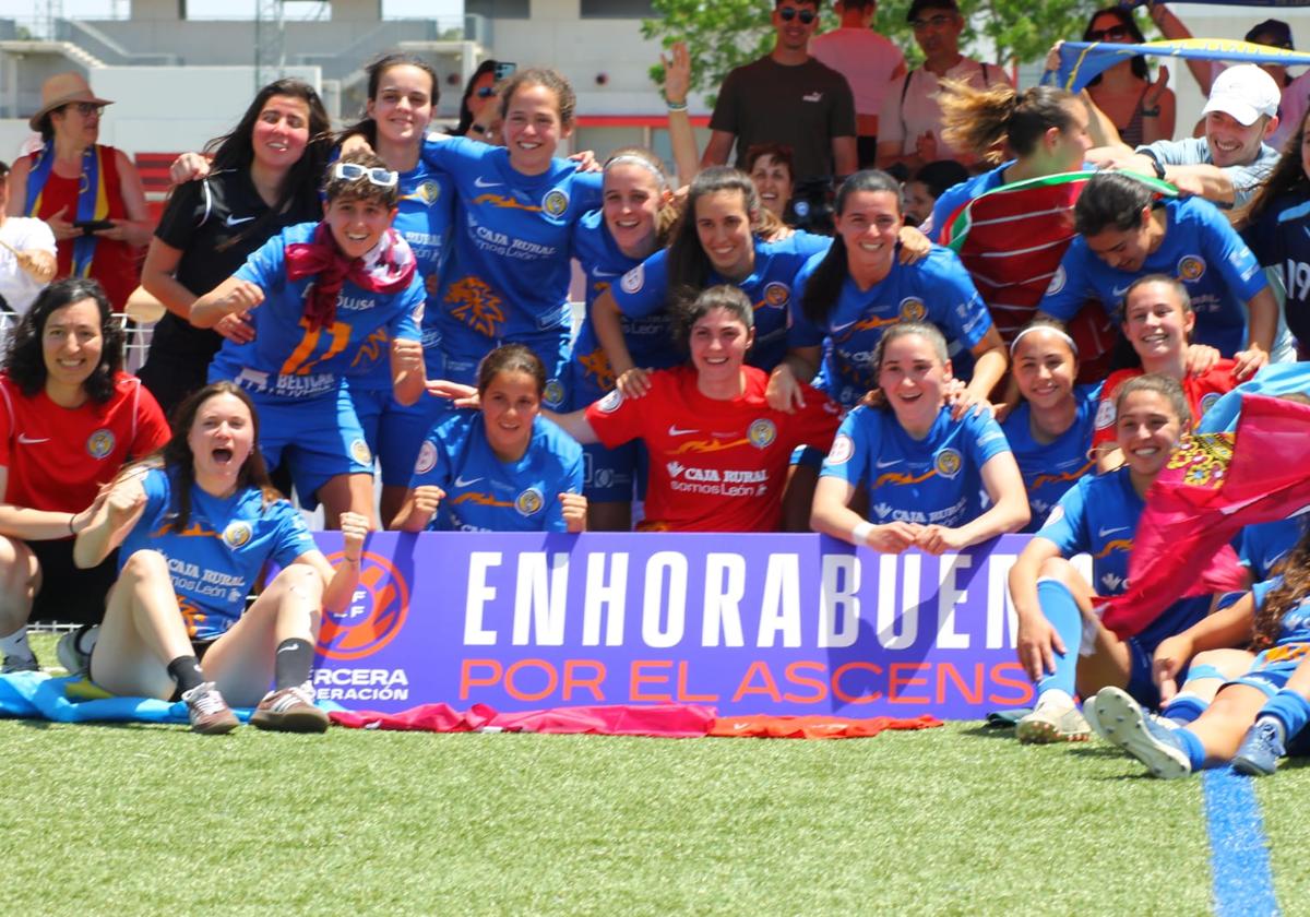 Las jugadoras del Olímpico celebran el ascenso.