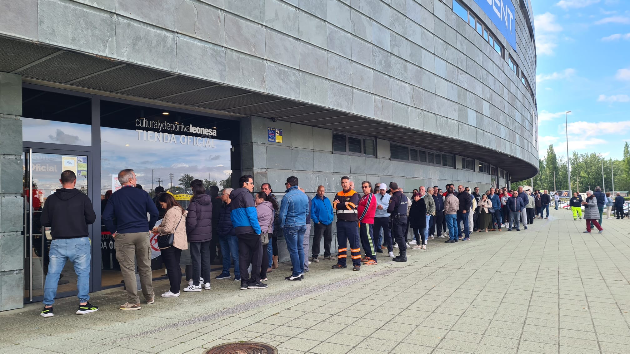Largas colas en el Reino