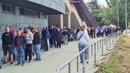 Centenares de personas aguardan en el estadio para poder adquirir una de las entradas para el partido de este sábado entre Cultural y Andorra donde los de Llona podrían lograr el ascenso.