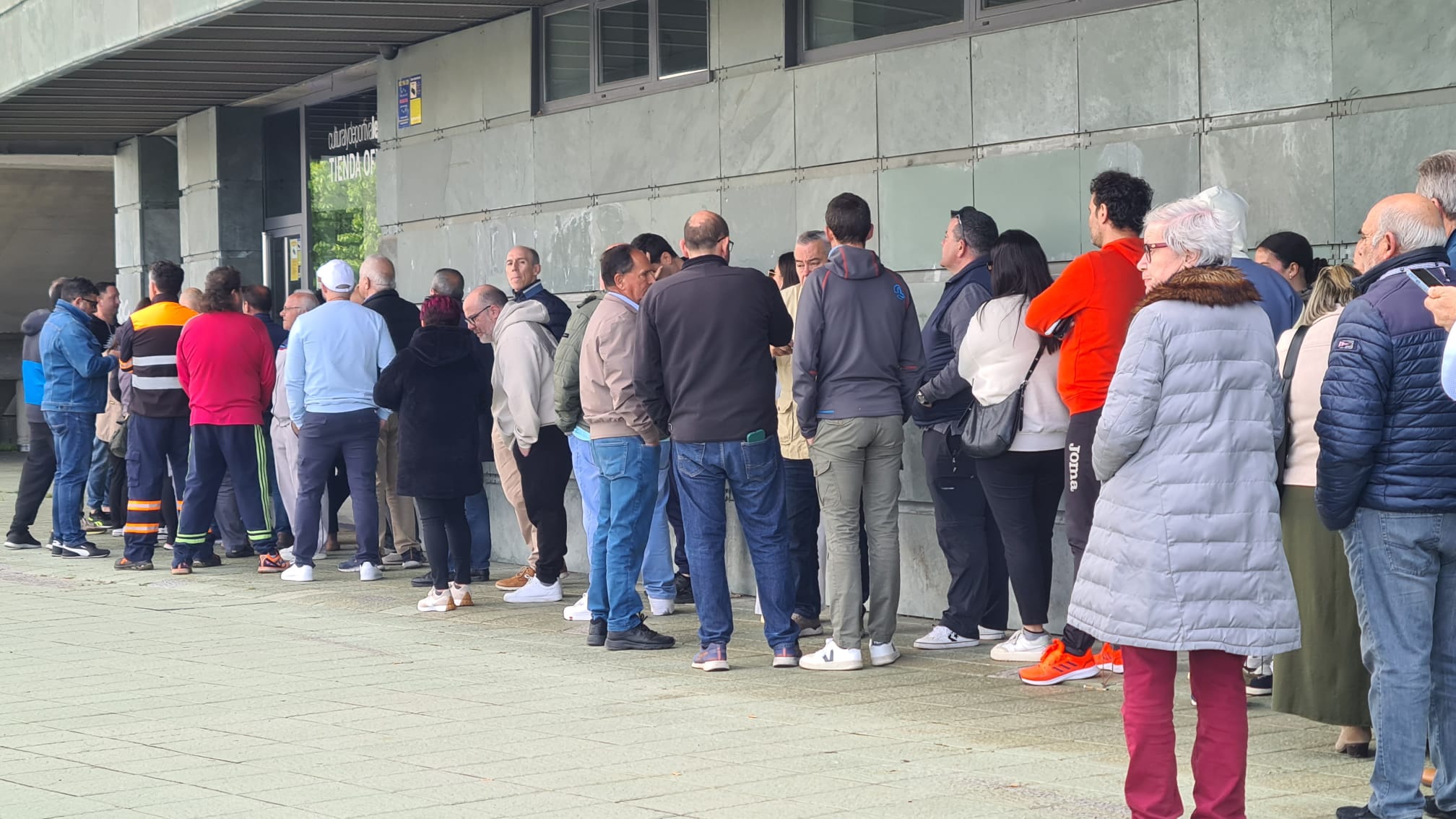 Largas colas en el Reino