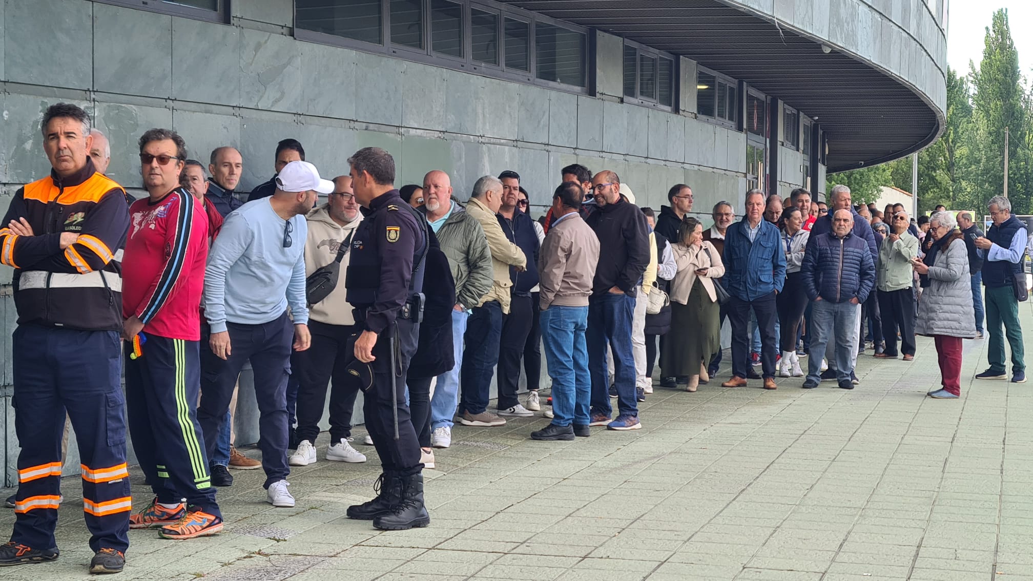 Largas colas en el Reino