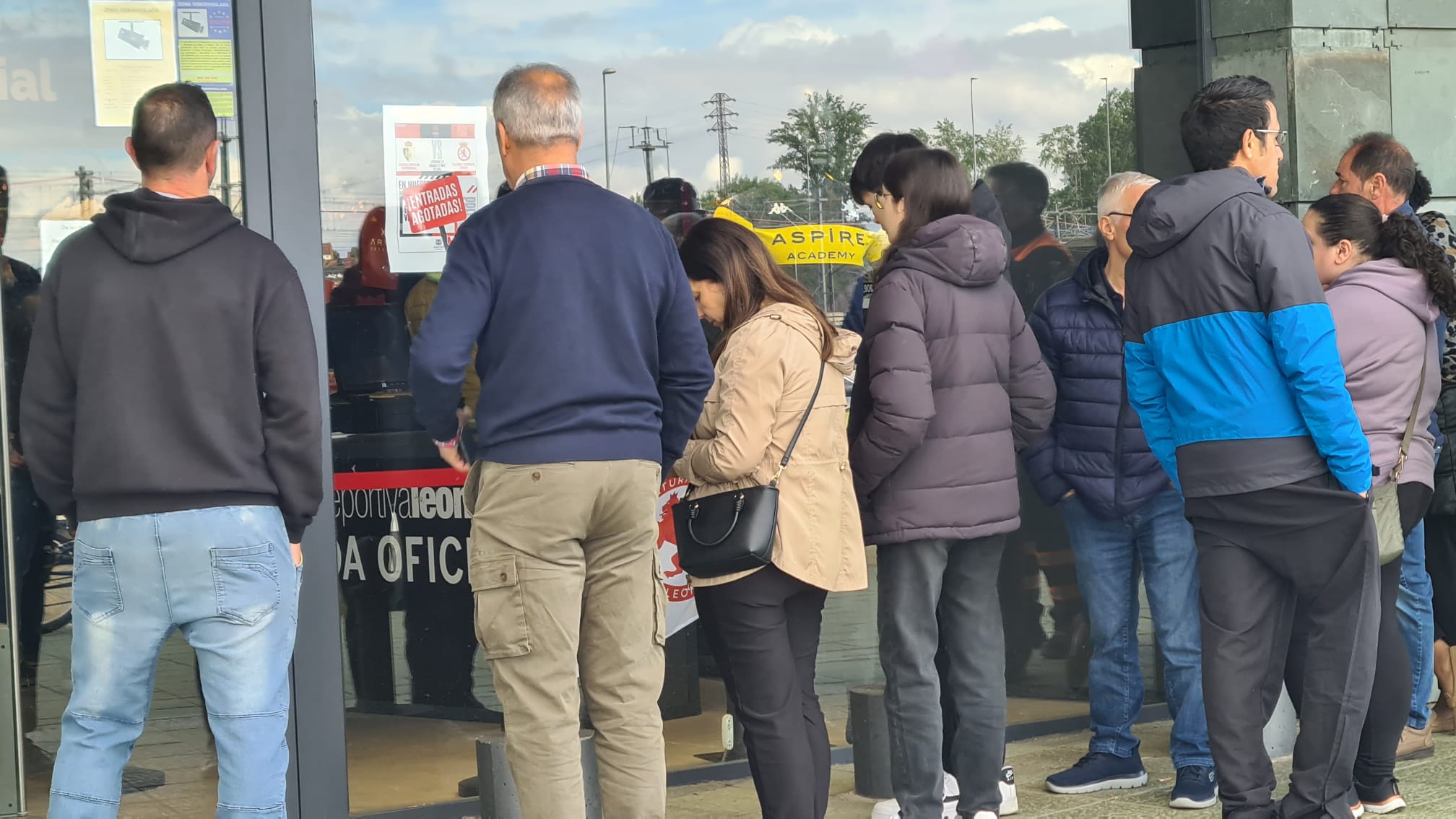 Largas colas en el Reino