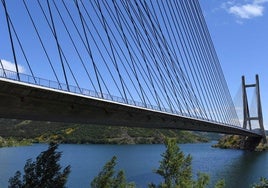 Puente sobre el embalse de Barrios de Luna (León), gestionado por la Confederación Hidrográfica del Duero (CHD)