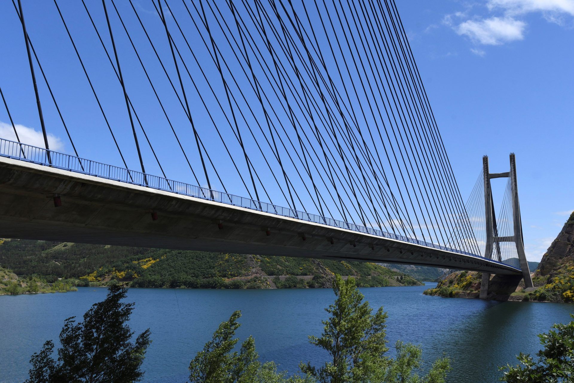 Puente sobre el embalse de Barrios de Luna (León), gestionado por la Confederación Hidrográfica del Duero (CHD)