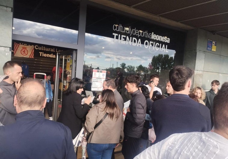 Las empleadas recogen datos de los primeros de la cola.