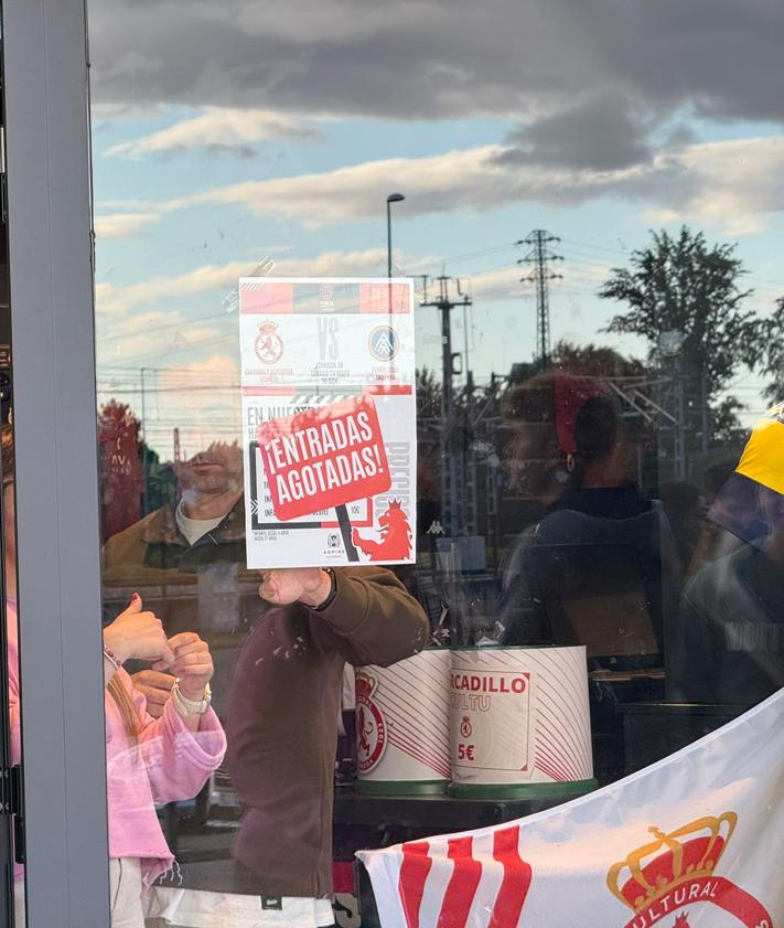 Imagen secundaria 2 - Siete horas de cola para quedarse sin entrada: «Ha salido gente con 40 y todos sabemos para qué son»