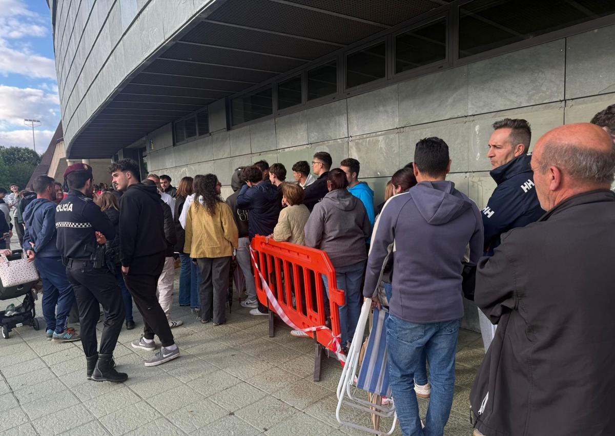 Imagen secundaria 1 - Siete horas de cola para quedarse sin entrada: «Ha salido gente con 40 y todos sabemos para qué son»