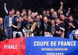 Jaime Fernández, en la fila inferior a la izquierda, celebra el título de Copa de Francia.