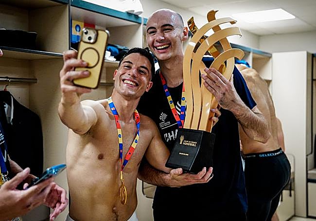 Jaime Fernández posa con el trofeo de campeones.