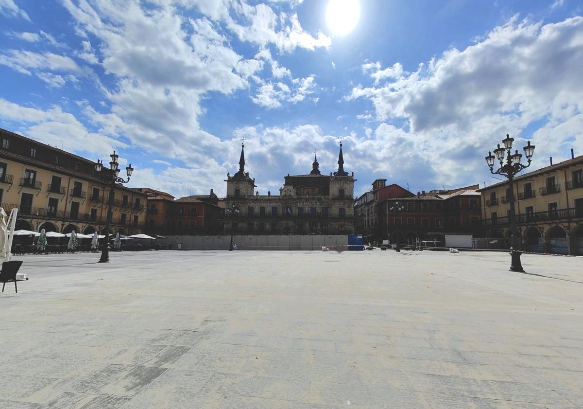 Imagen principal - Estado actual de la Plaza Mayor de León tras la apertura de otra zona adoquinada.