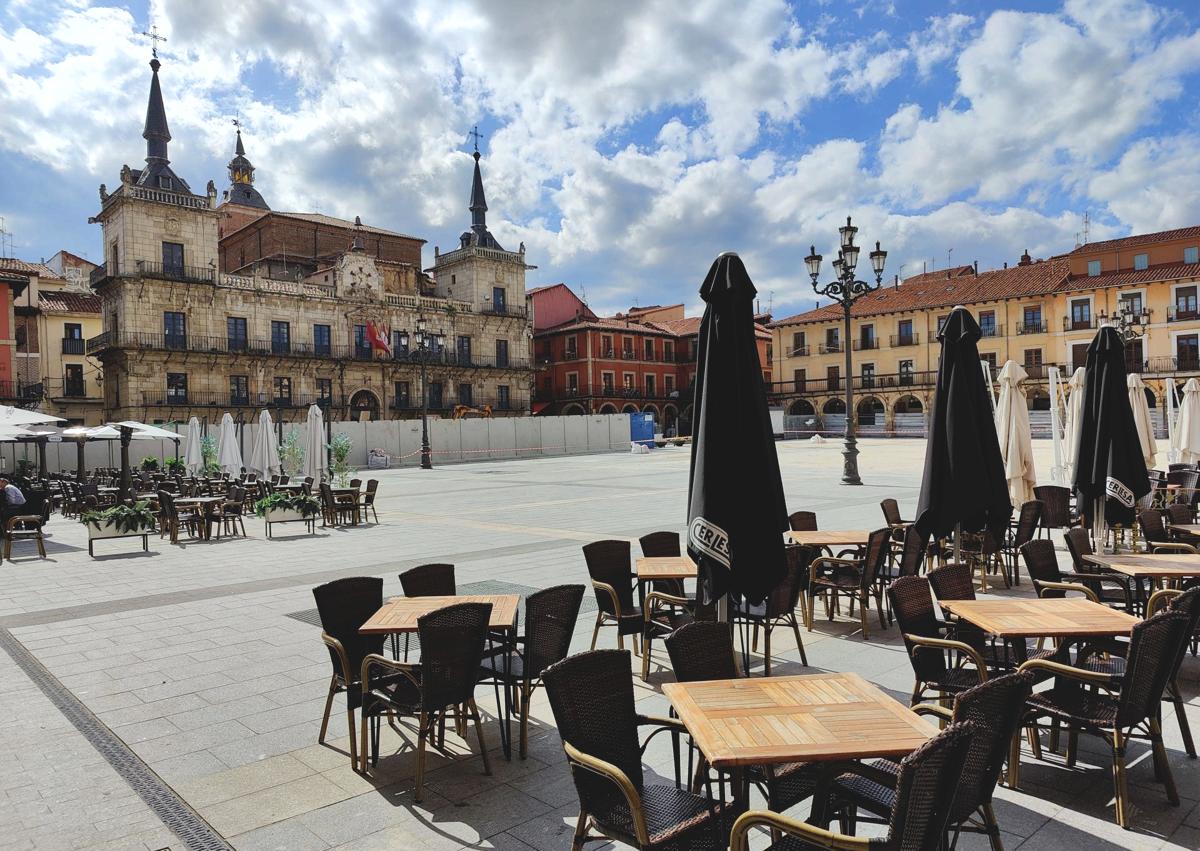 Imagen secundaria 1 - Estado actual de la Plaza Mayor de León tras la apertura de otra zona adoquinada.