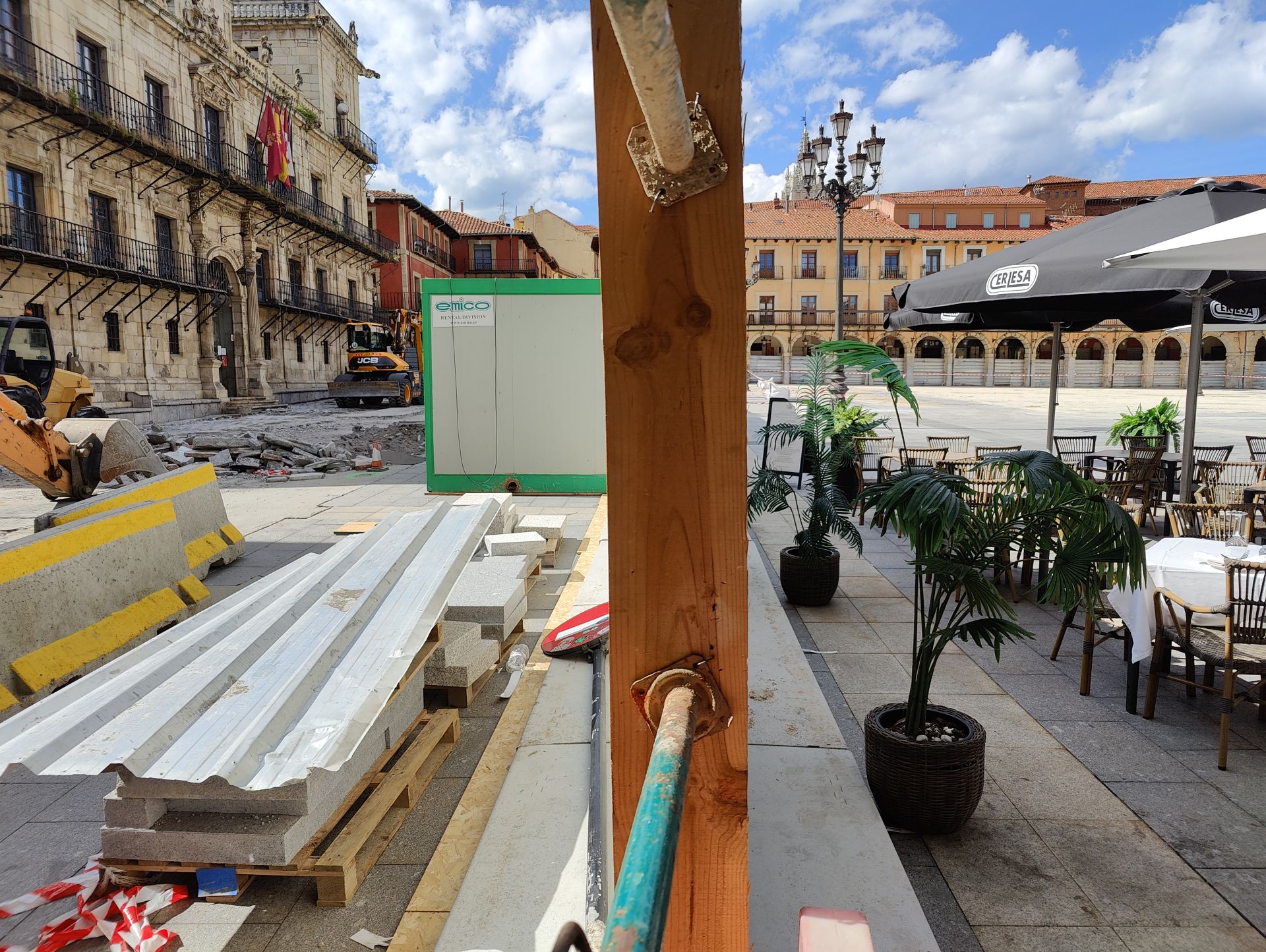Imagen principal - El muro de hormigón que divide la Plaza Mayor de León desde esta semana.