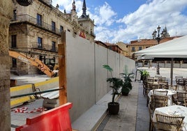 Vista de los muros y vallas que delimitan la zona que está en obras desde esta semana en la plaza Mayor de León