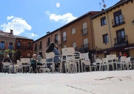 Una terraza en la plaza de Santo Martino con las mesas llenas de personas disfrutando del buen tiempo estos días.