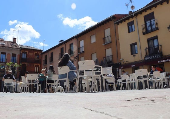 Una terraza en la plaza de Santo Martino con las mesas llenas de personas disfrutando del buen tiempo estos días.