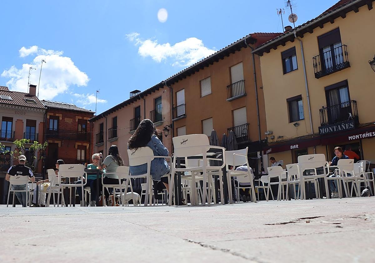 Una terraza en la plaza de Santo Martino con las mesas llenas de personas disfrutando del buen tiempo estos días.
