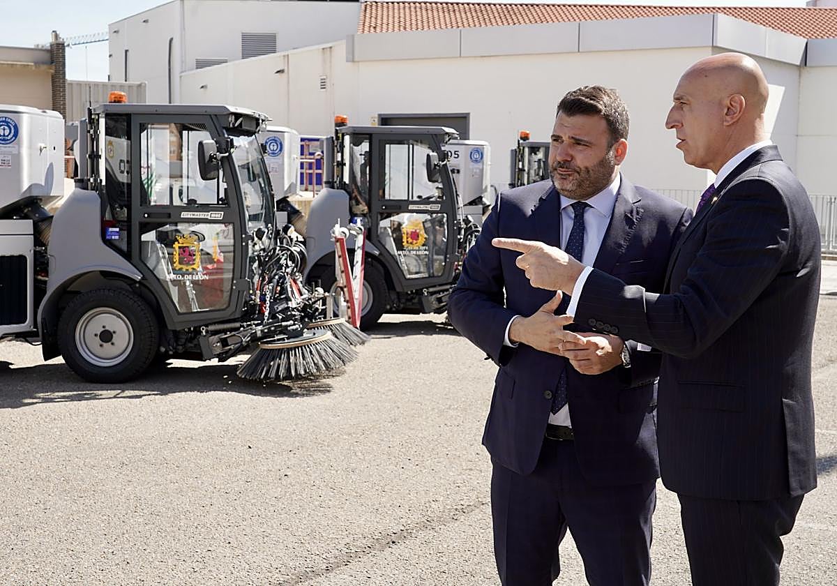 Diez y el concejal de limpieza en la presentación de los nuevos vehículos.