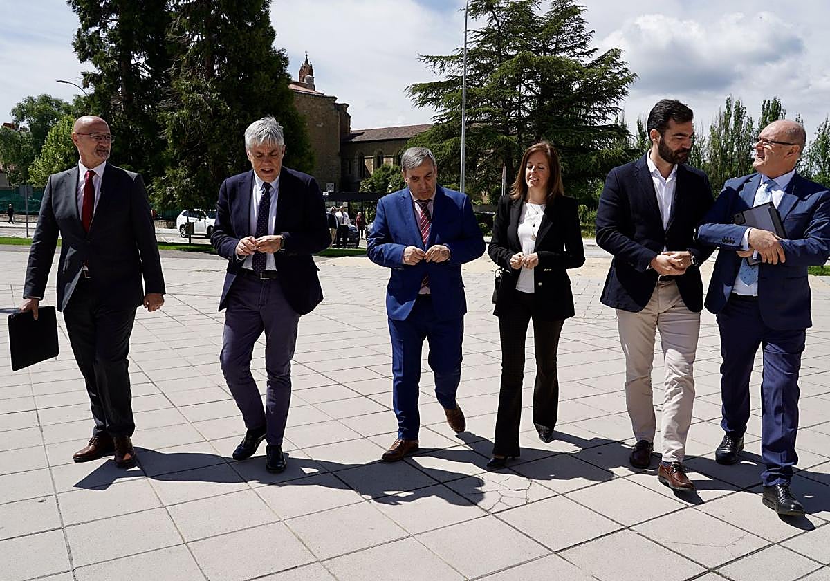 El consejero de Movilidad y Transformación Digital, José Luis Sanz Merino, mantiene una reunión con representantes de la Plataforma en Defensa de Feve.