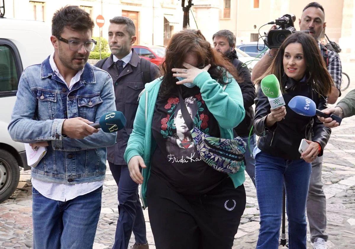 La acusada llegando a la primera sesión del juicio.