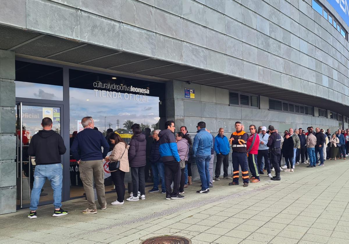 Colas durante la jornada del lunes para conseguir entradas para el Cultural-Andorra.